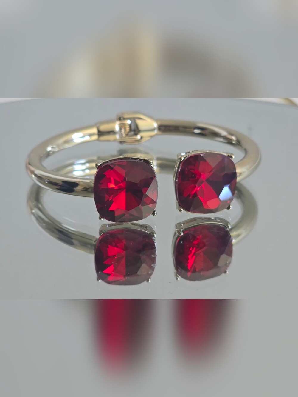Cache-  Elegant Red Crystal Cuff Bracelet